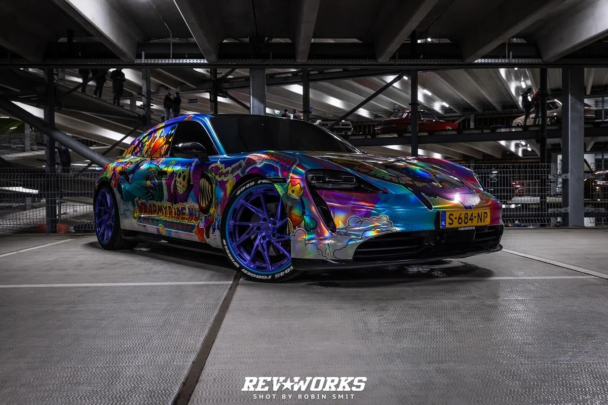 Porsche Taycan abstract custom livery voor Taykart Deluxe — Frank Ricci Design × WMR