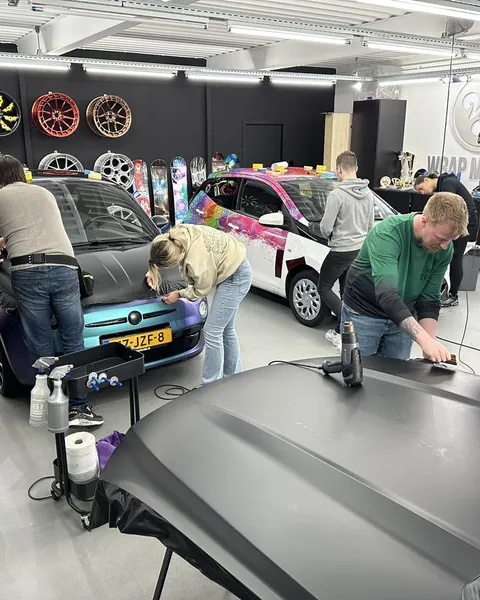 Studio overzicht — Fiat 500 color-shift wrap, custom velgen aan de muur