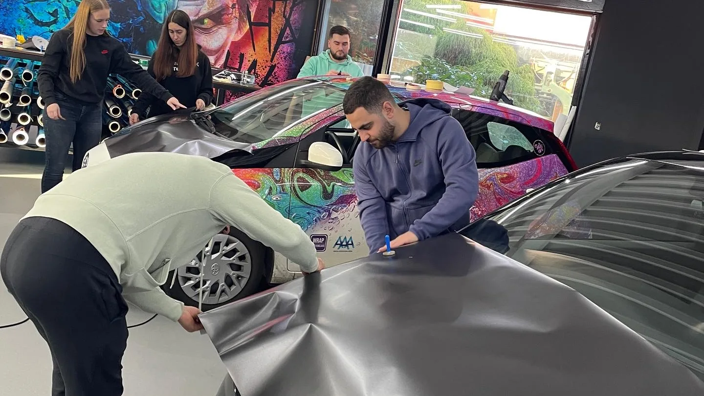 Wrap Master Class workshop — studenten wrappen auto in Wrap My Ride studio Putte