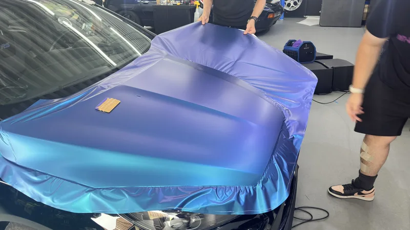 Wrap Master Class workshop — color-shift vinyl wrap applicatie in Wrap My Ride studio Putte